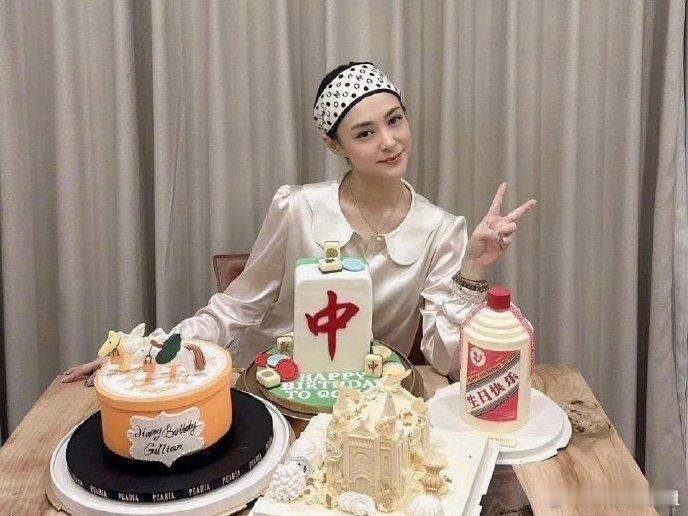 阿娇过个生日整四个生日蛋糕？？可劲造吧！ ​​​