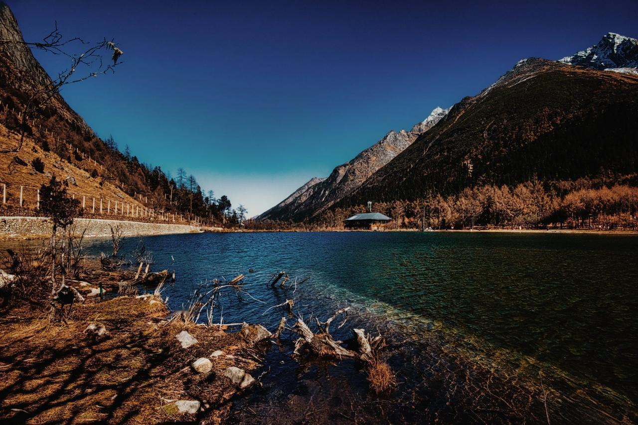 踏入毕棚沟，仿若闯进了神祇私藏的画卷，雪山与海子相映成趣，那片蓝色海水，宛如大地