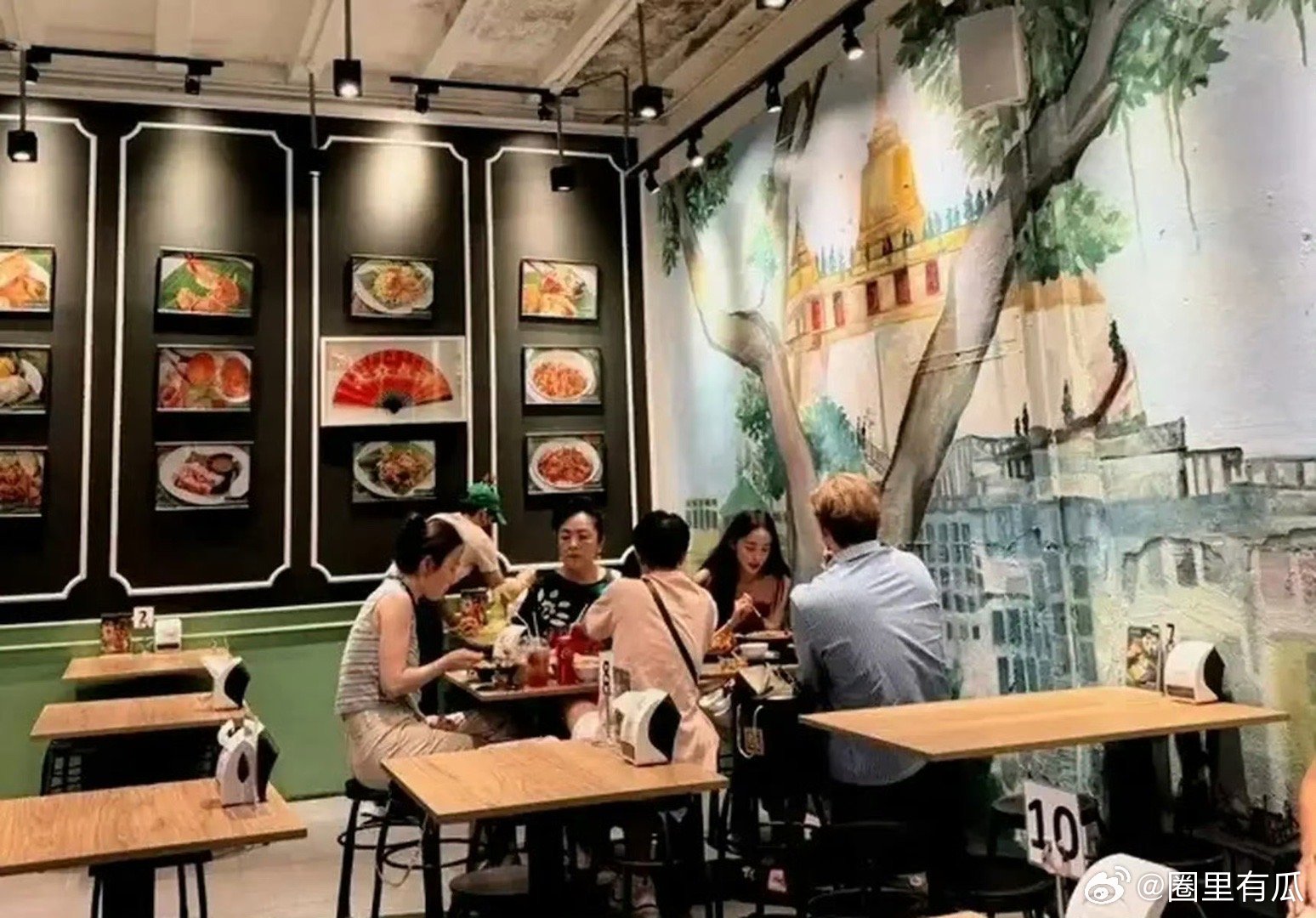 网友在泰国偶遇娜扎和妈妈，高糊都挡不住的美貌[爱慕] 