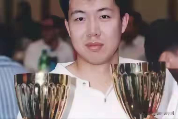 张鹏晖，北汽男篮的一个无名小子，昨晚千呼万唤始出来的一介小小将。说实话，昨天晚上