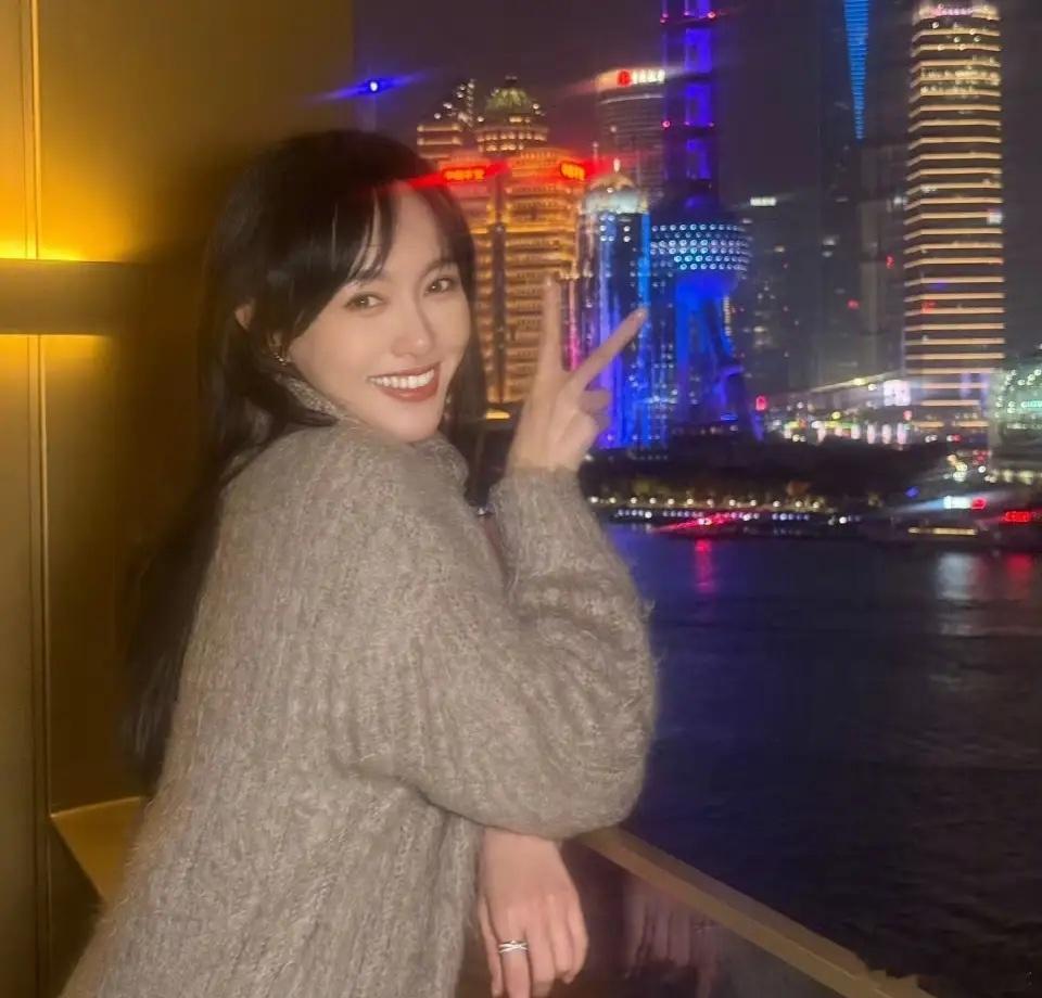 唐嫣新剧播放量差的离谱，S+大剧空降不宣传，加上编剧问题口碑提前崩了。现在首日热