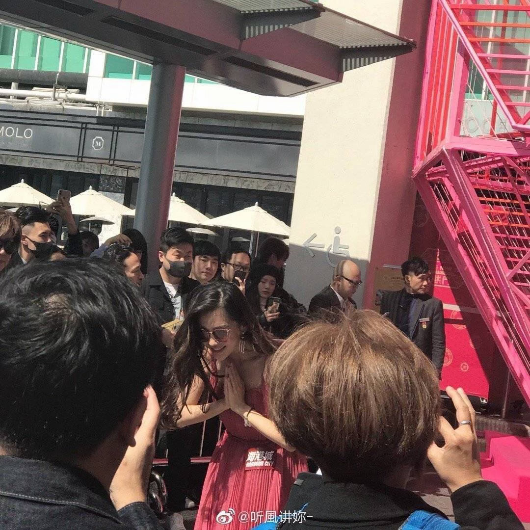 凝聚V力量 这个春天和angelababy一起温柔陪伴世界偶尔凉薄，但她永远真诚