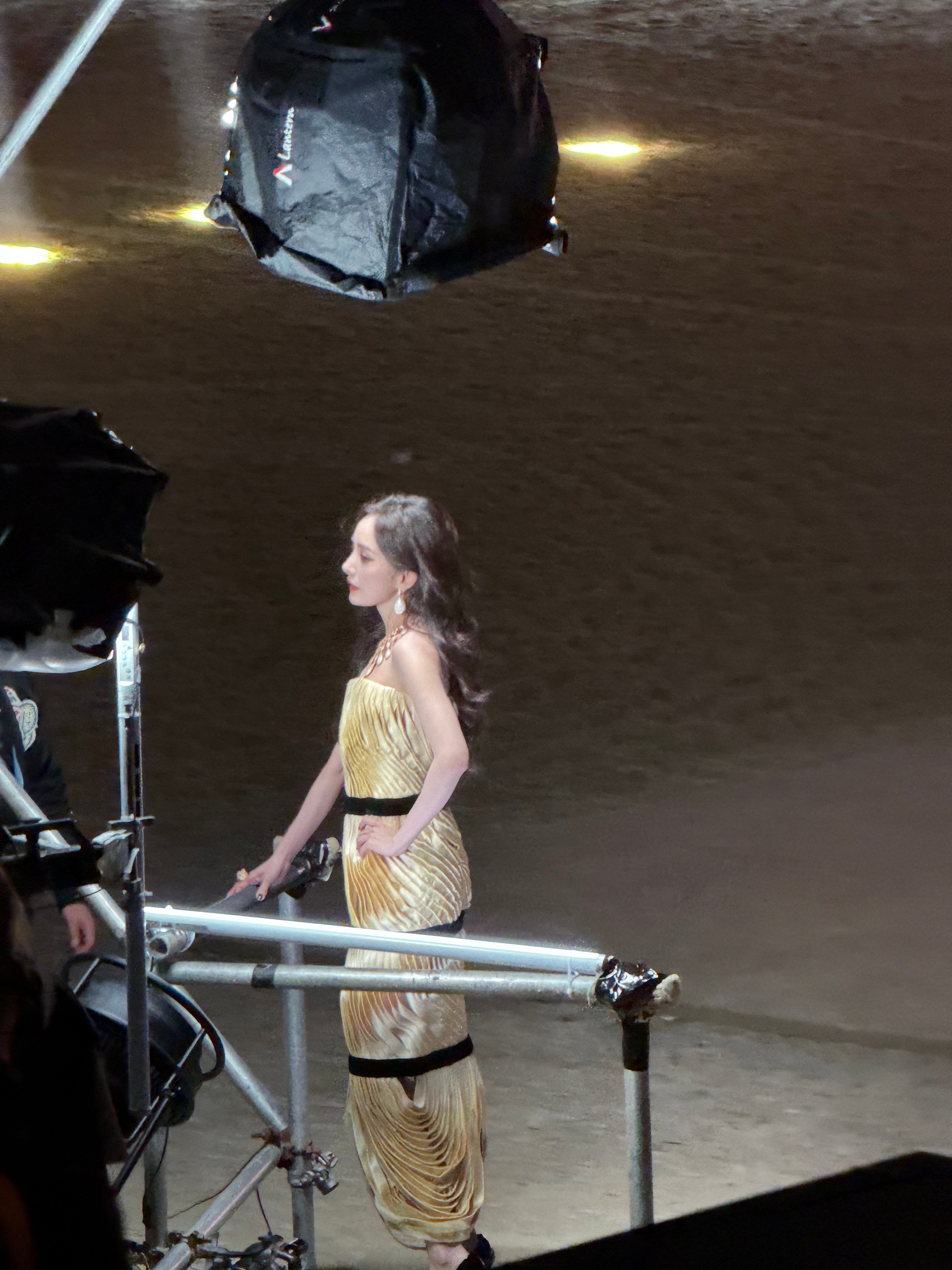 人脉姐一线传来的杨幂生图 杨幂 手切玫瑰 ​​​