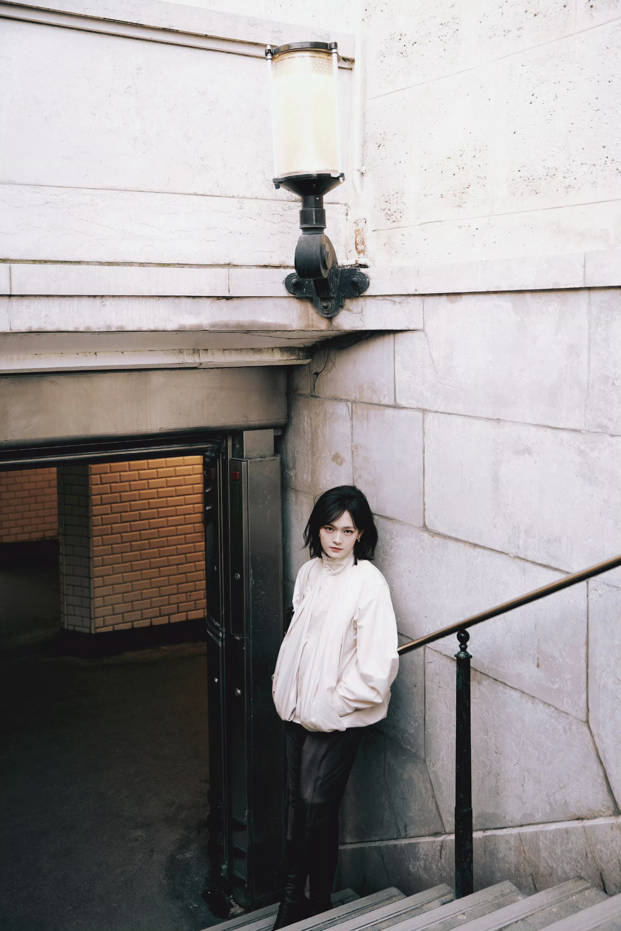 文淇又在地铁站出神图了文淇巴黎地铁氛围感大片文淇的每一张都是自带滤镜的文艺大片，