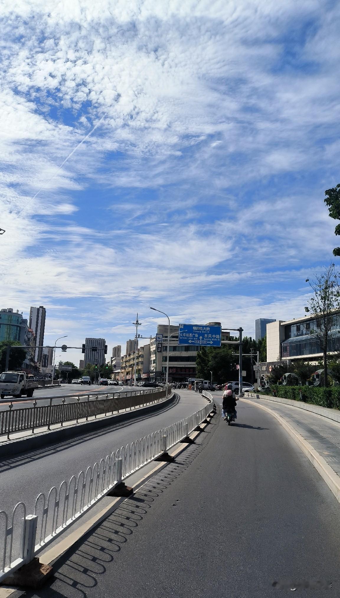 今天下午，走到保定百花路与阳光南大街交叉口,与蓝天白云的美景不期而遇.
 保定身