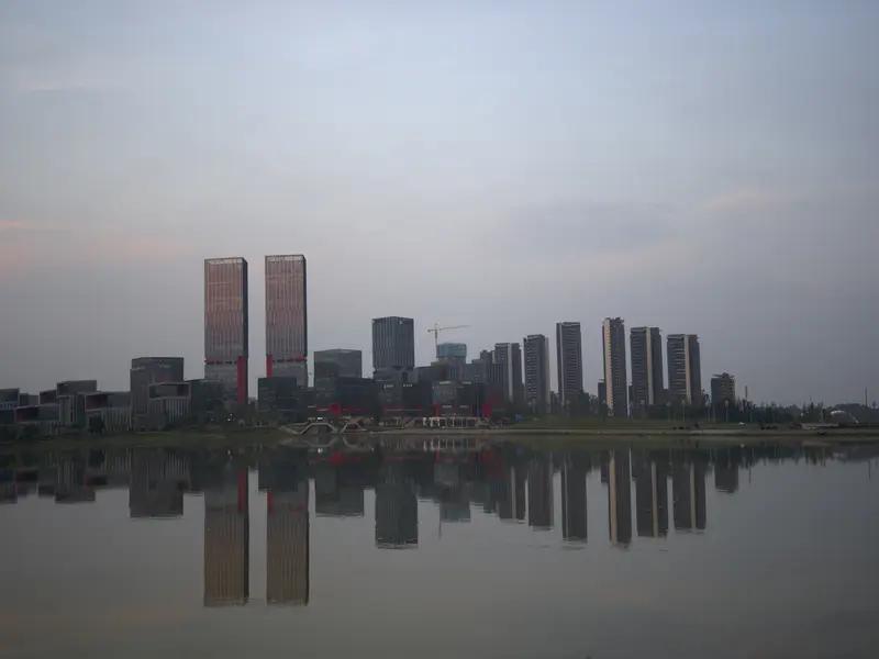 成都天府新区3.8万跌到1.8万
      听说成都天府新区房价从3.8万变成