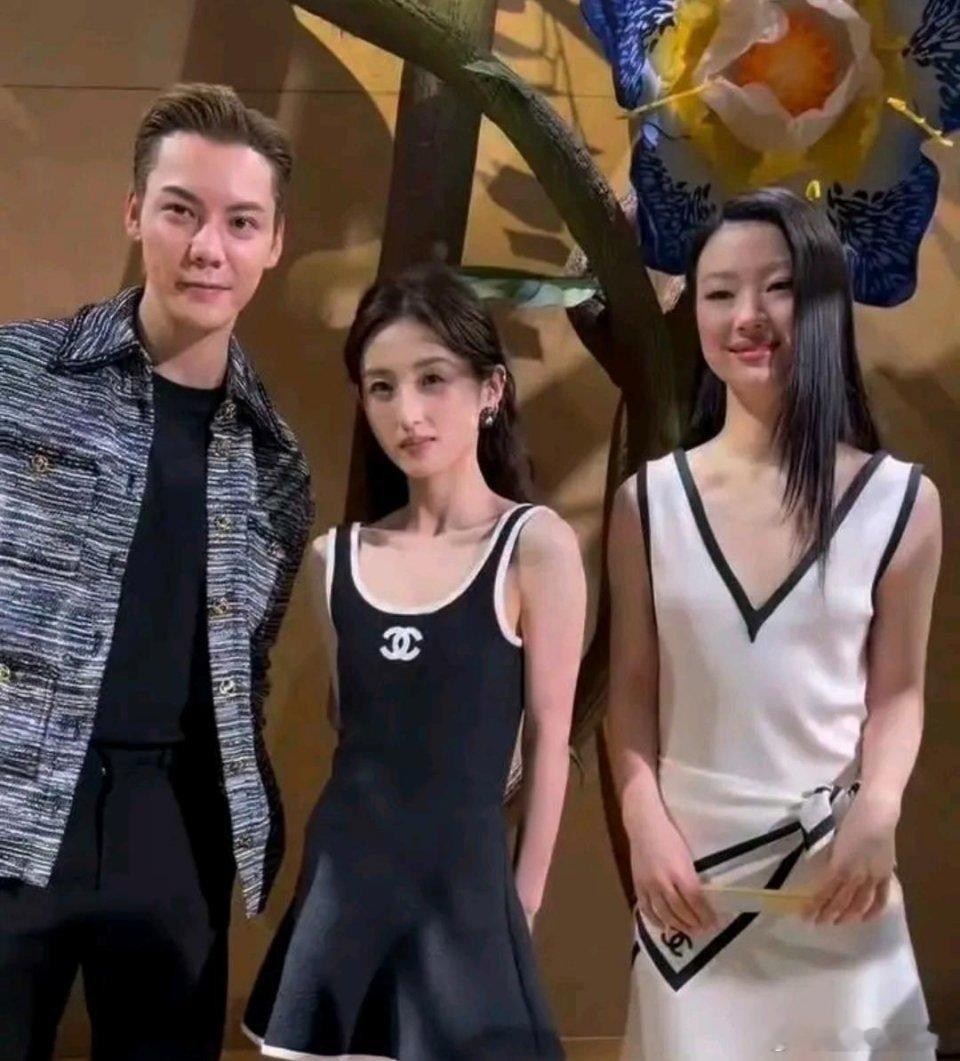 张子枫五官逐渐成熟之后，氛围感很微妙，看着既透着老成，又依旧带着幼态感 