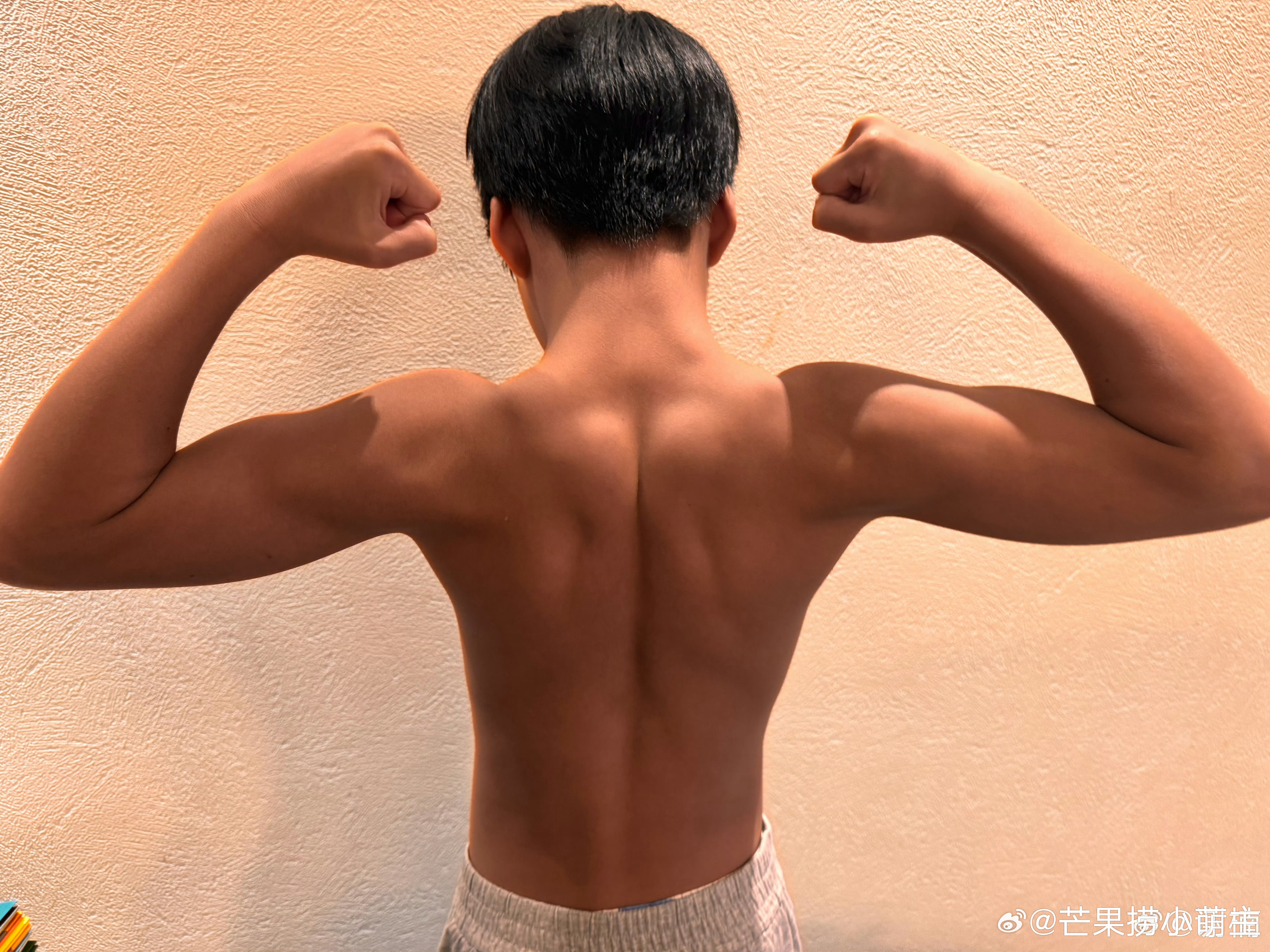 吴京谢楠大儿子肌肉照吴京谢楠大儿子的肌肉 谢楠晒大儿子的肌肉，不愧是吴京儿子[哆
