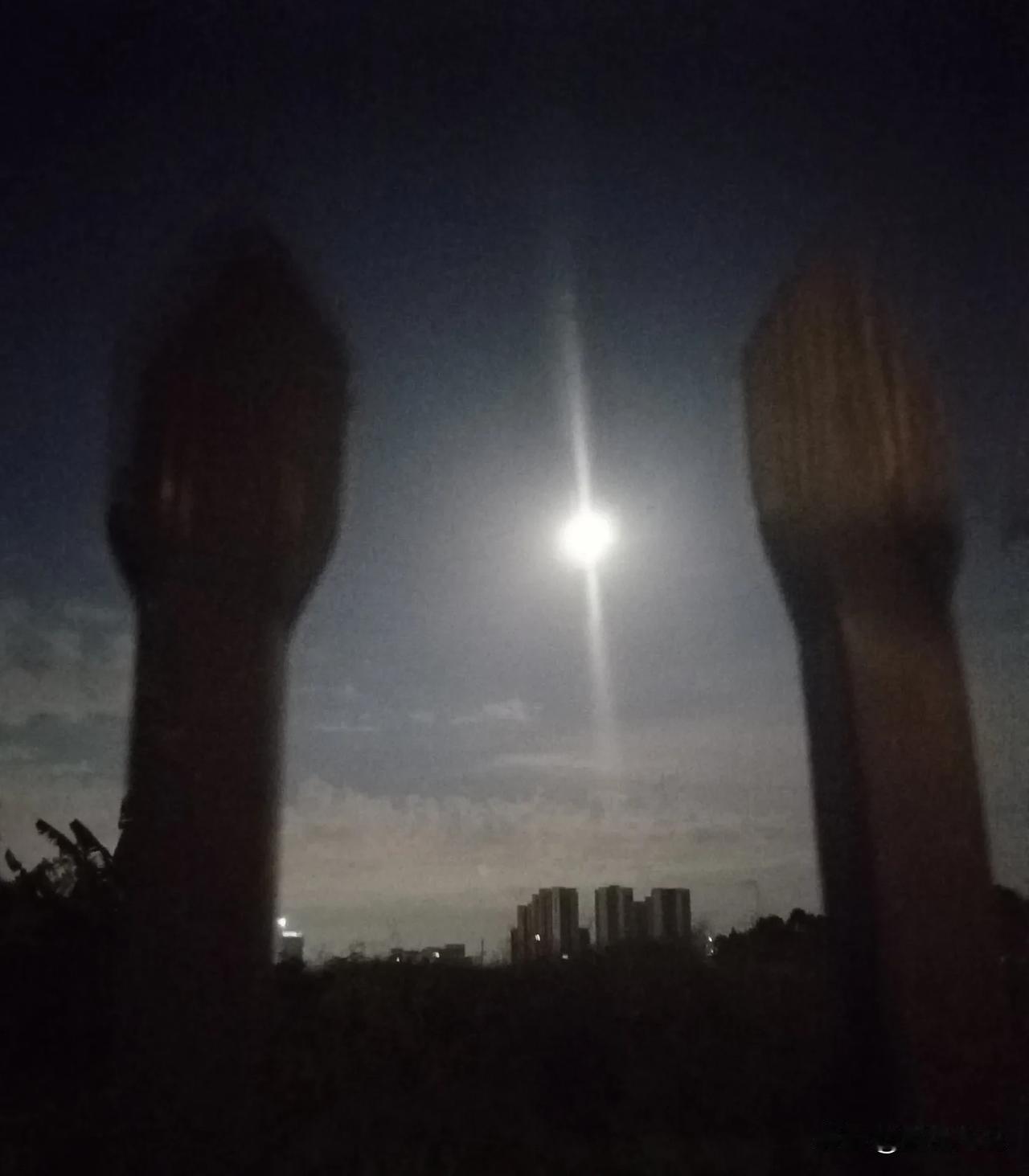 十五的月亮🌙十六圆，可我怎么觉得老不对啊！
今天八月十六了，晚上从南沙安捷利电