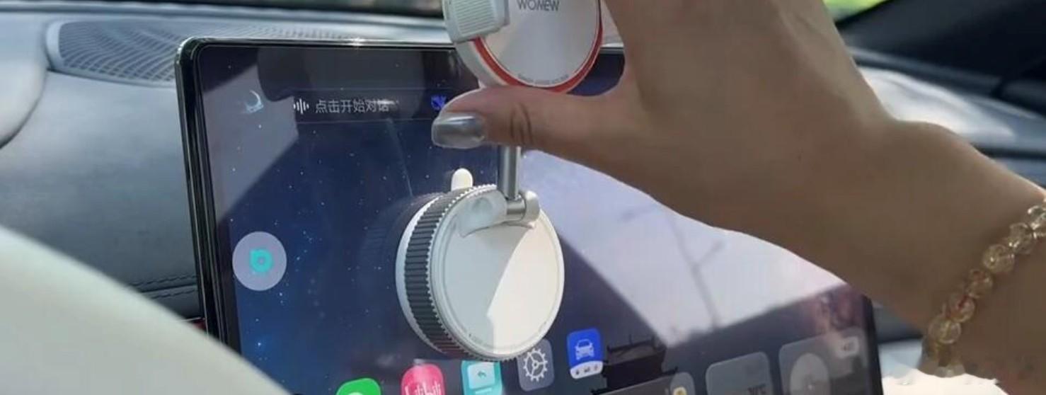 不少车主图方便，使用吸盘、磁吸支架直接将手机固定在中控屏幕表面，这种操作存在不少