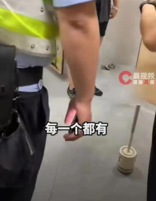"男的有心，女的糊涂！"四川成都，一男子盯上女性隐私，他哄骗22岁的女友，将偷拍
