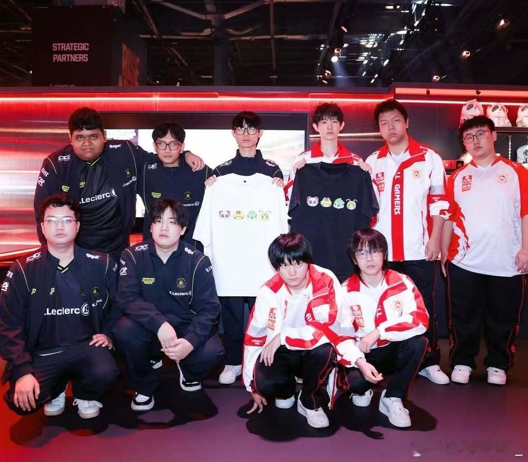 VIT和AG的合照 互换队服咯©️teamvitality 