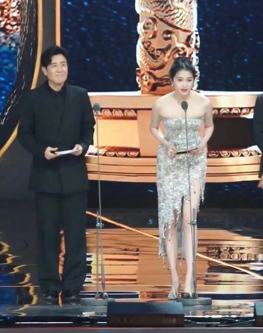 这个造型太适合她了，衣服完全扬长避短。