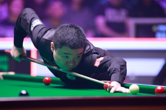 北京时间12月2日，2025斯诺克英锦赛32进16轮次，丁俊晖全场打出两杆破百（