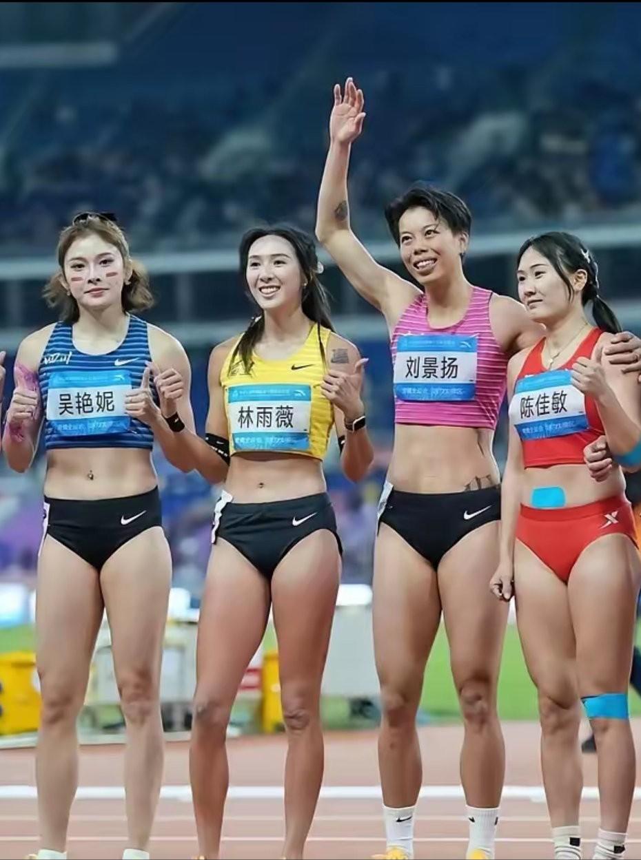 大家可以看到刘景扬，她的身体条件非常好。

强壮的体格都是肌肉，她的手臂上部有一