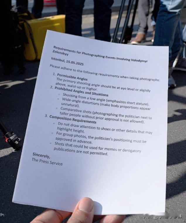 日前泽连斯基在伊斯坦布尔的新闻处向记者发放了拍照手册

拍摄涉及弗拉基米尔·泽连