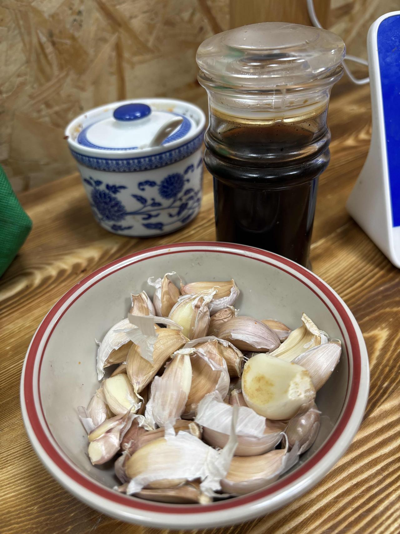 饭店“偷”蒜这事儿，我可不是一个人
每次在饭店吃完饭，我总爱鬼鬼祟祟地瞟一眼桌上