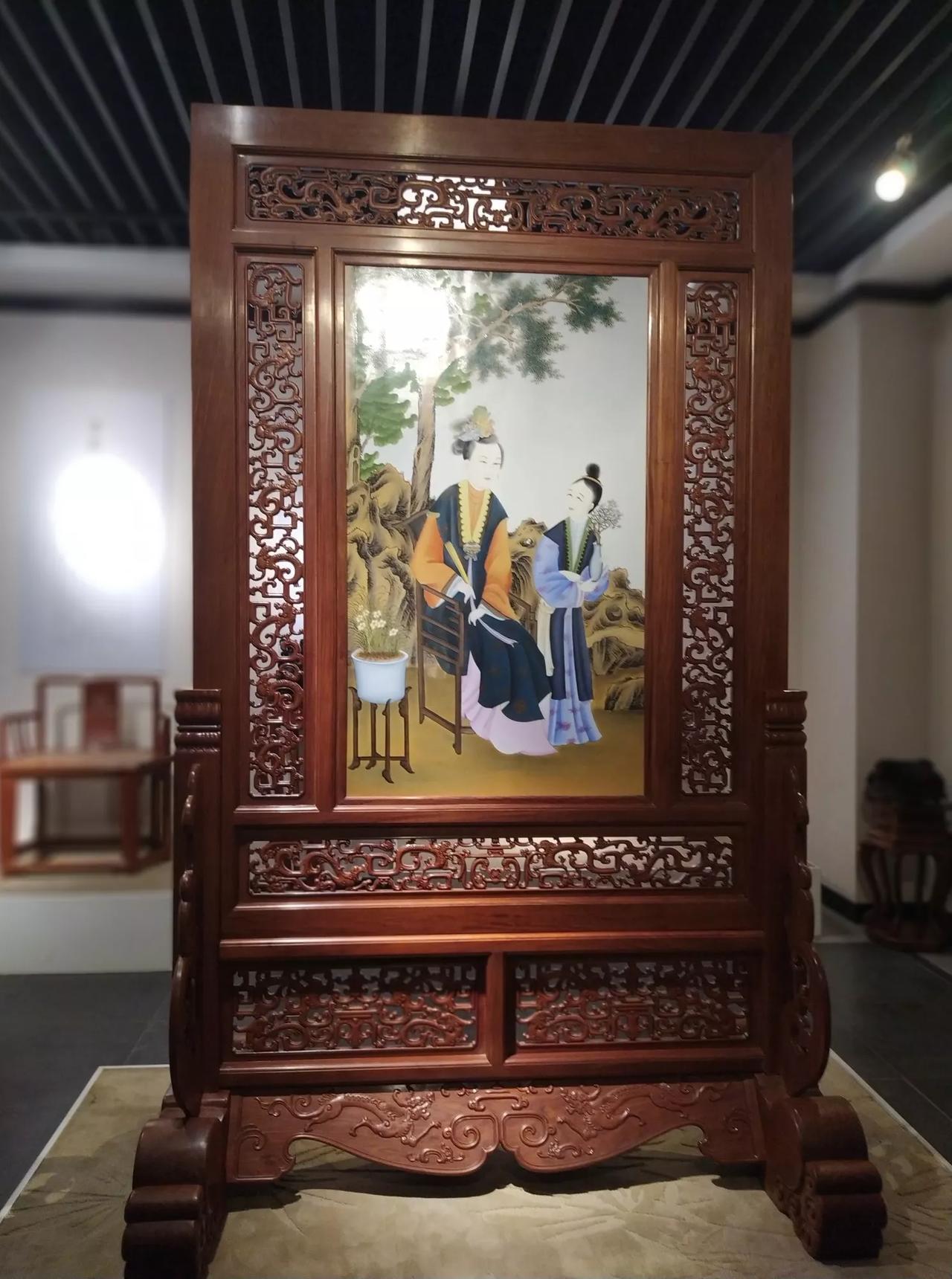 今天晚上突然想到抄写古诗词，拿起以前的摘抄本在一个笔记本上抄写了几首，倒觉得身心