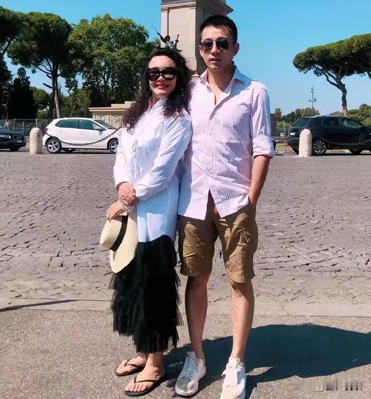 战兰怎么能不心痛呢
一辈子只有这一个孩子

一辈子为了他吃苦受累
创业失败还得咬