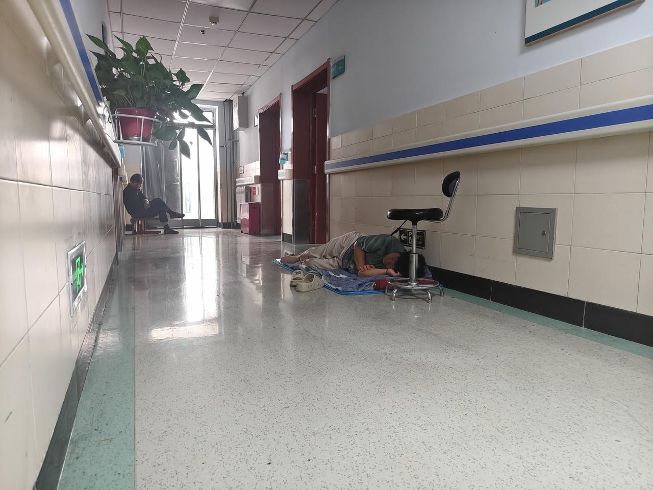 因儿子右膝盖受伤，住进了运城市盐湖区人民医院骨科大楼，我也因此成为那里的常客，通