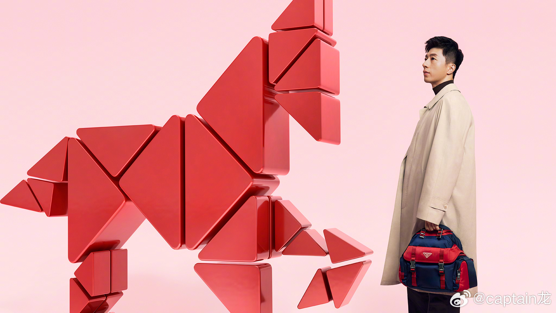 马龙Prada马年一马当先马龙Prada新春大片Prada赤马迎春新的一年，与马