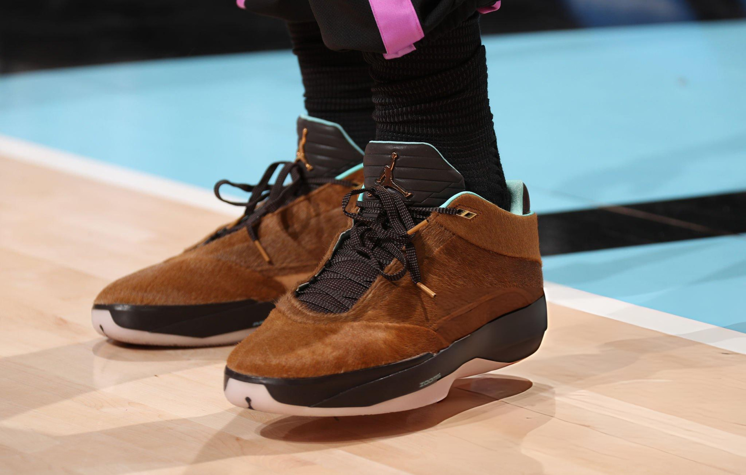 热火内线巴姆·阿德巴约今日上脚了一双全新的 Air Jordan 40 PE，鞋