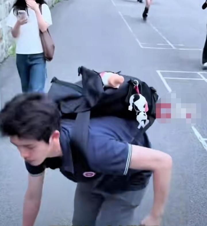 被一群人举手机围拍，却没人伸手帮忙！练习生高考离校一幕引热议
 
6月9日高考正