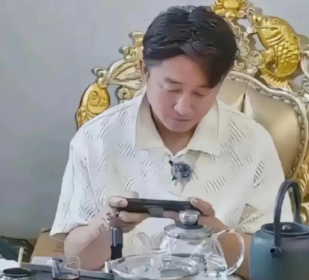 终于明白
邹市明和冉莹颖可能两人的规划就不一样。邹市明打拳十多年，要说身上没有伤