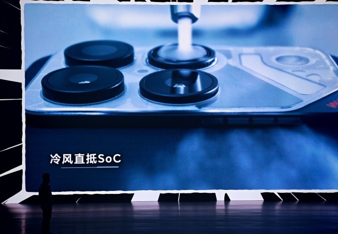 现在市面上带“内置风扇”的手机并不多，大家能想到的，基本也都是偏电竞定位的机型。