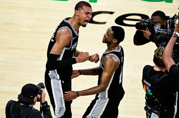 看NBA上咪咕视频，文班亚马和福克斯双核低级失误，让马刺被逼入绝境，年轻的文班亚
