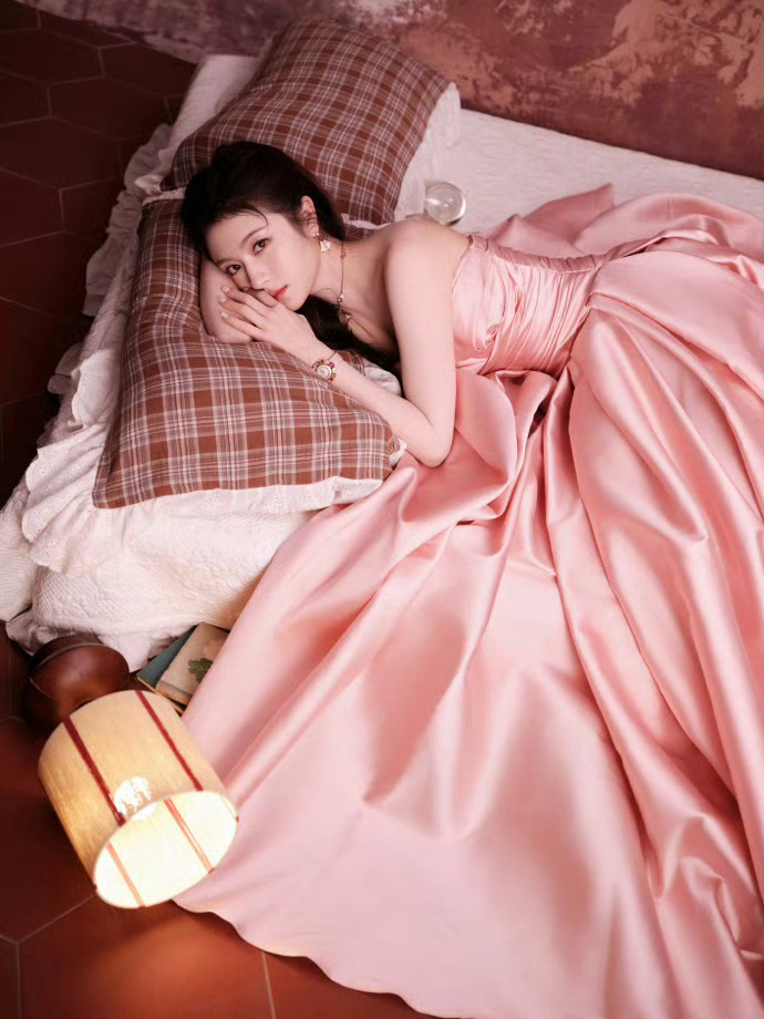 李兰迪粉色蓬蓬裙李兰迪好美啊，完全就是公主