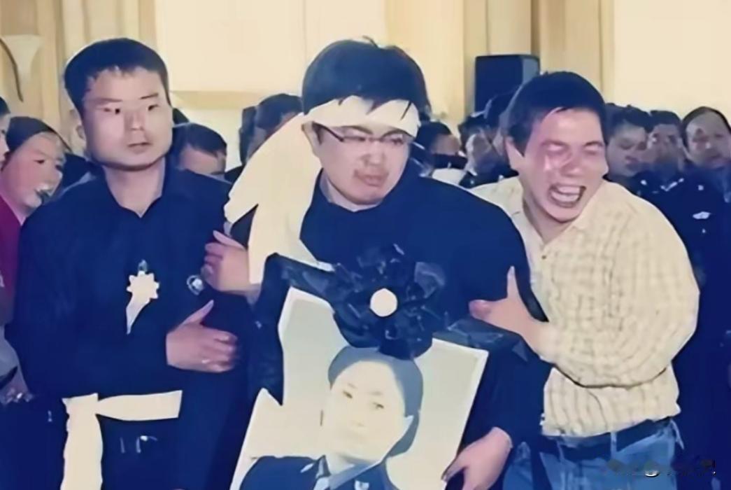 2004年，登封市公安局局长任长霞因公牺牲，年仅40岁。彼时，她17岁的儿子卫辰