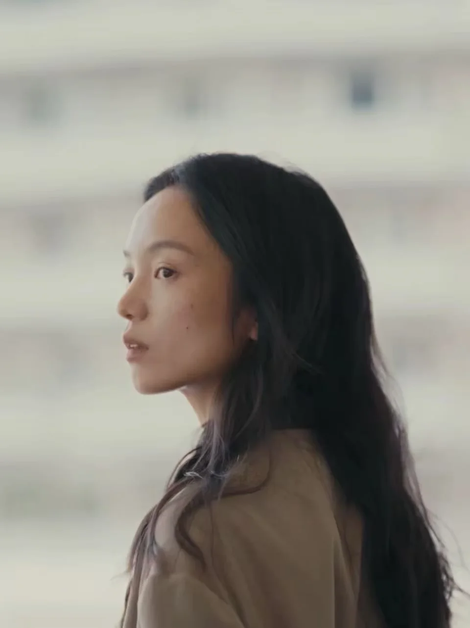 她的眼神不算清晰地看着这个城市