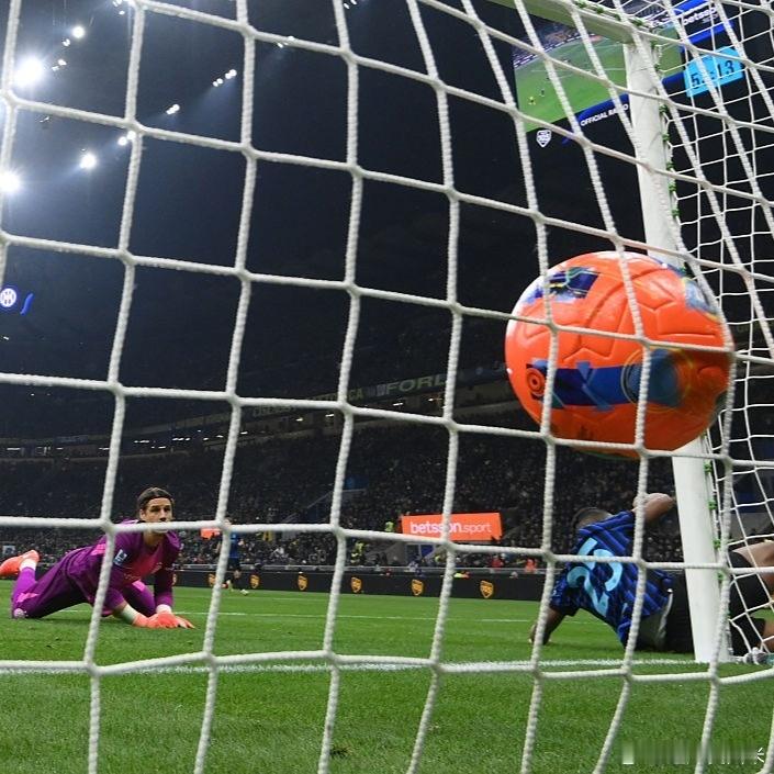 米兰体育报：齐沃在欧冠会继续用索默作为国际米兰主力门将。那就加油吧💙🖤