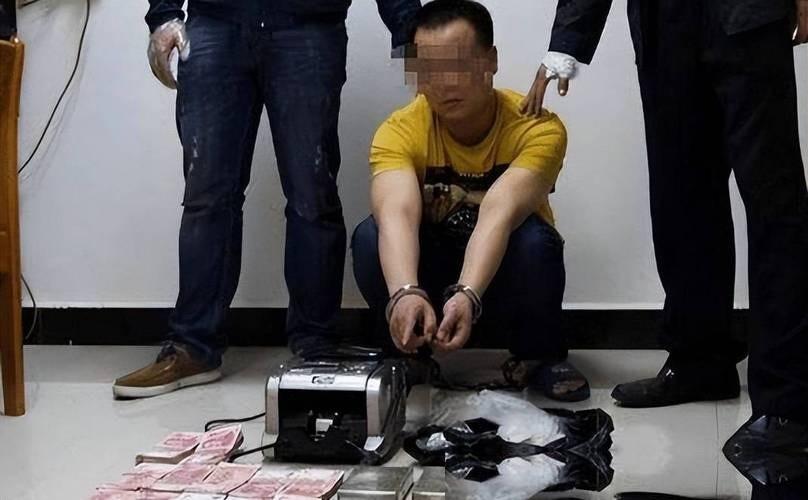 抓捕现场，警方严阵以待。面对眼前整整上百斤的“白色晶体”，所有办案人员都倒吸一口