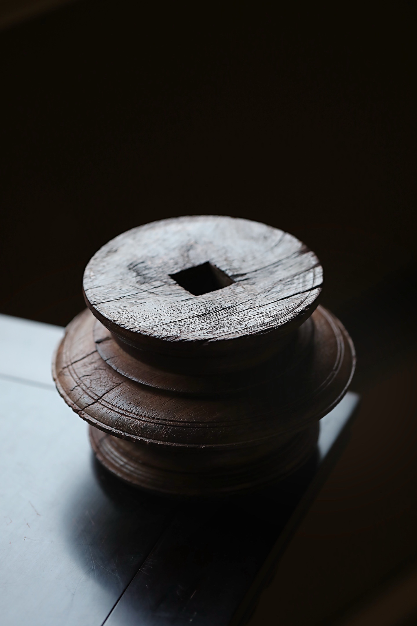 小叶紫檀 | 飞碟🛸底座拆房老紫檀风化皮沙。外圆内方，妙趣天然。文心气韵，清净