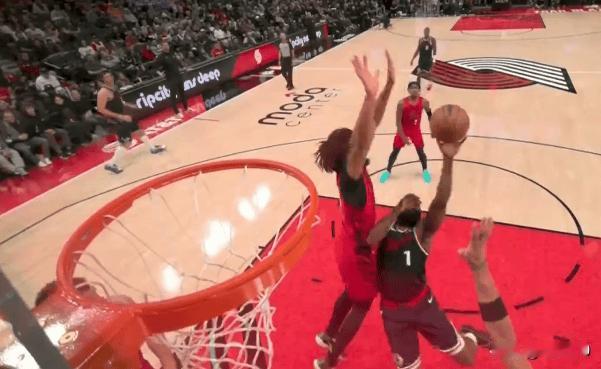 哈登空中失衡打成2+1砍14分难止血 快船上半场进攻高效仍落后开拓者8分

12