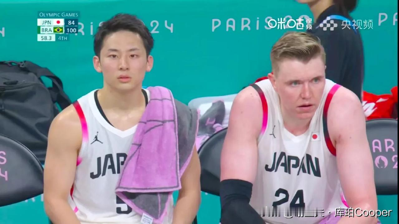 我算是看出来了！日本男篮的核心不是河村勇辉，而是归化球员大白，中国男篮该找什么样