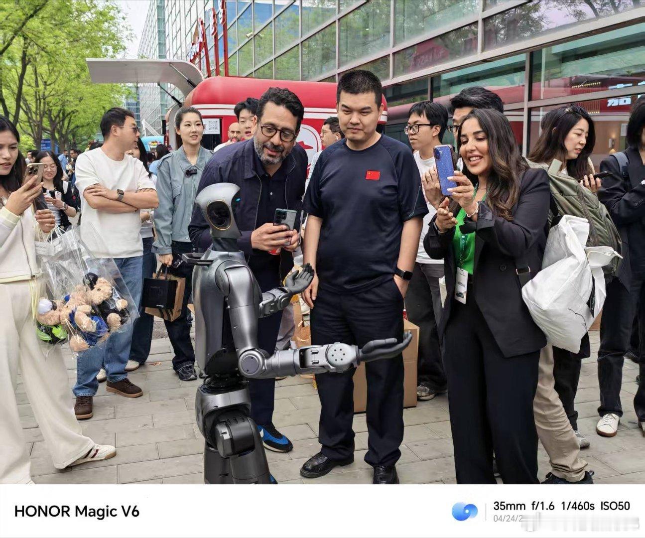 不得不感叹荣耀创意实力满满！作为专注智能数码领域的品牌，在人形智能机器人领域同样