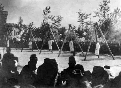 一张 1915 年的照片，照片显示奥斯曼当局于 6 月 15 日在君士坦丁堡贝亚