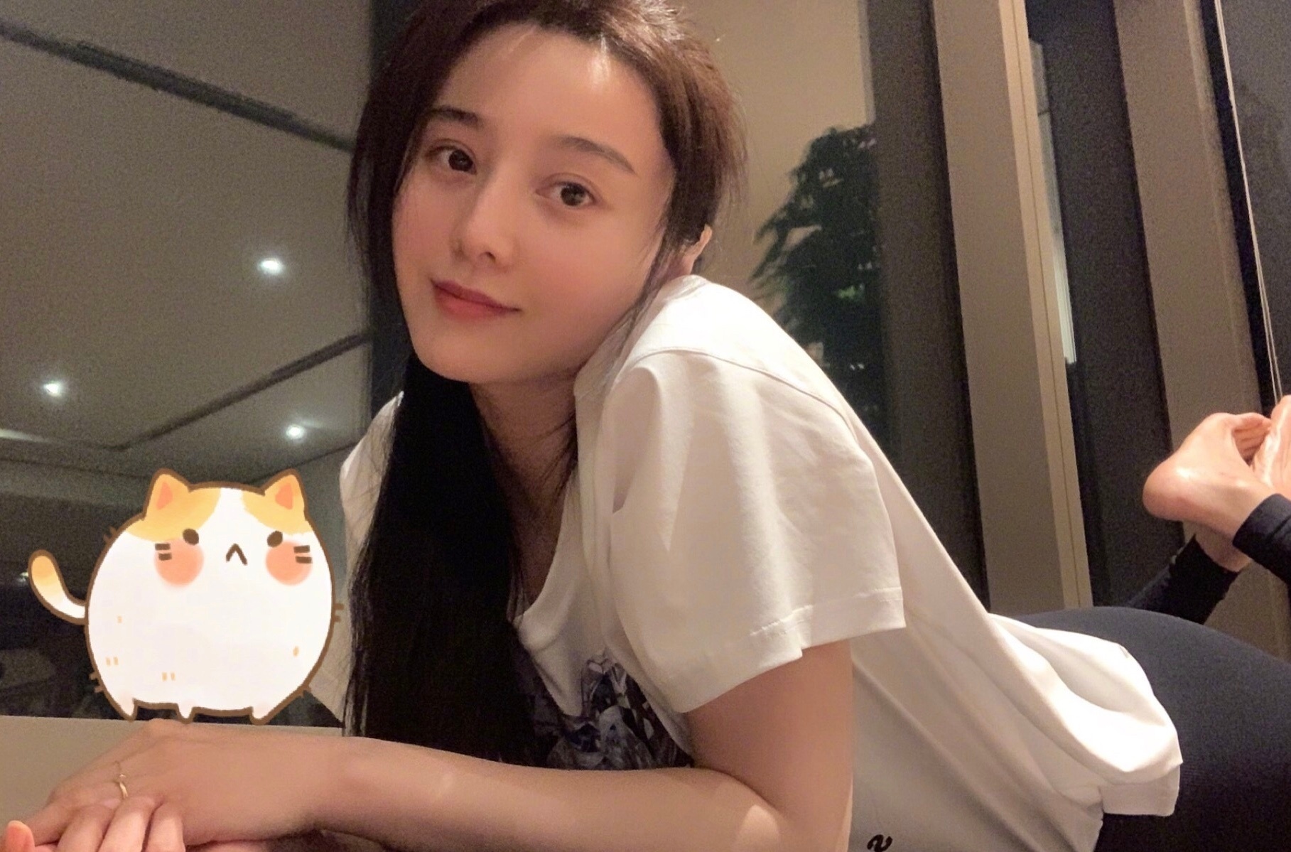 范冰冰的脚上涂了什么？怎么还反光呢 