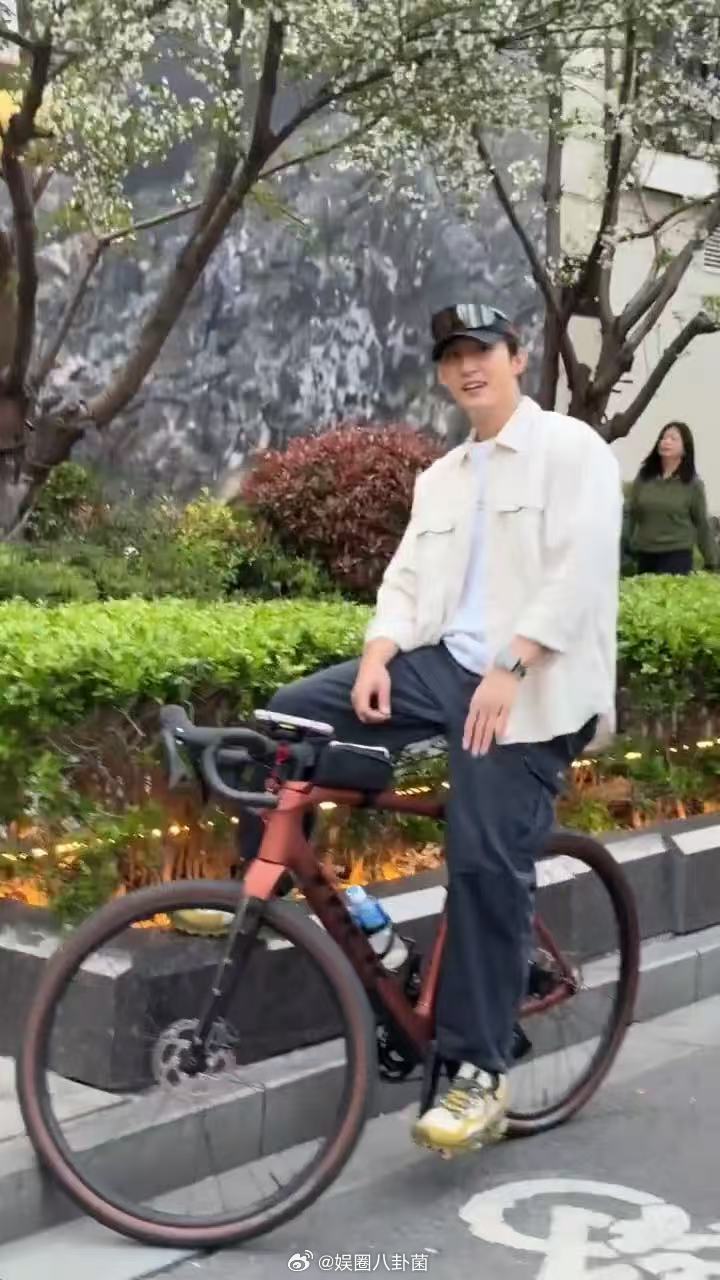 黄景瑜自行车10万 路人拍到黄景瑜和好友结伴骑行闲逛，穿搭朴素看着平平无奇，懂车