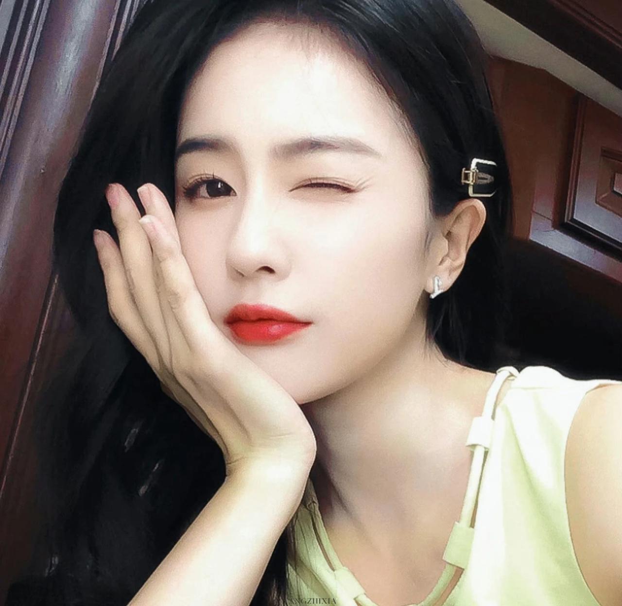 白鹿放闪照来了，乌黑长发搭绿色短袖，红唇点缀，双眸放电，透着一股浓浓的灵气，好讨