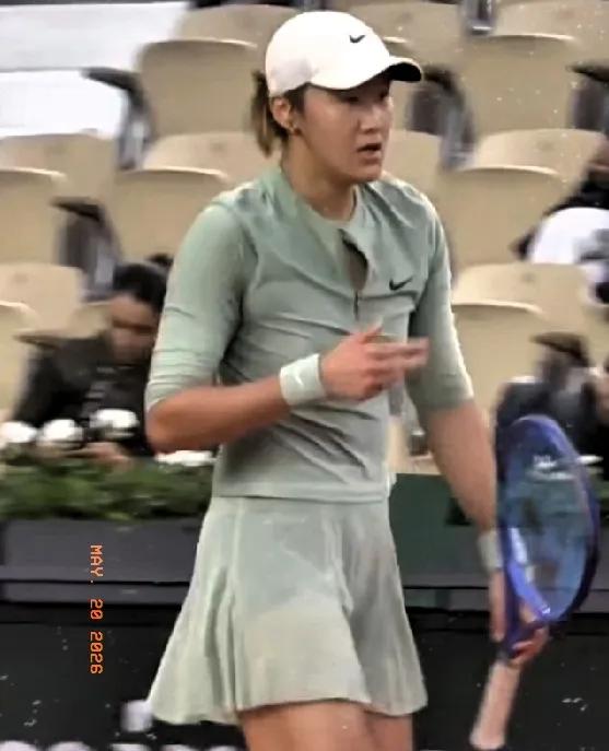 今天法网资格赛首轮终于看到王左赢球晋级了！
王曦雨第二盘，四破对手发球局，比分定
