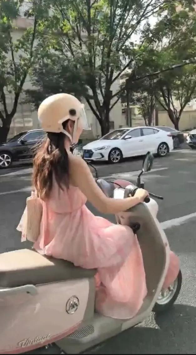 喜提新车。[大笑]
花了2799元，终于把骑了四年的小毛驴给换了。
只是胆子小的