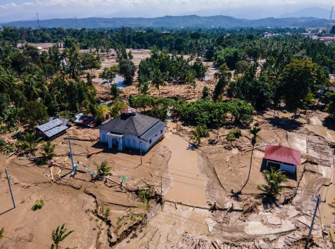 快讯！

印尼苏门答腊岛洪水和山体滑坡灾害已致442人死亡

印尼当地时间11月