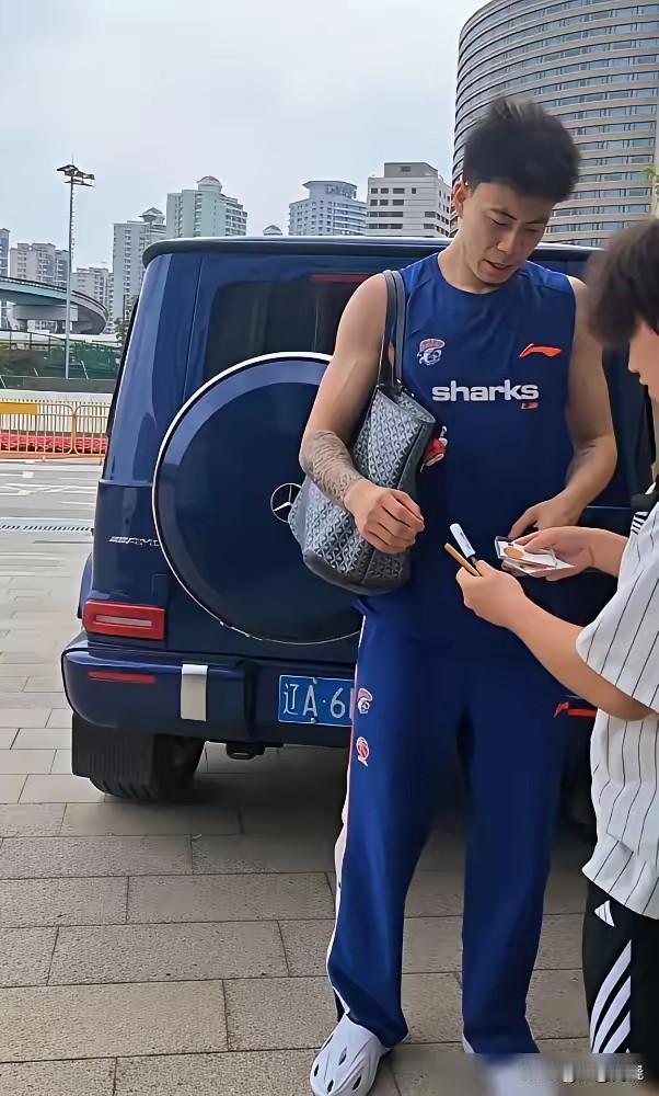 张镇麟是不错的球员，被广东球迷骂了3年，连人家妈妈都不放过，张镇麟加入CBA开始