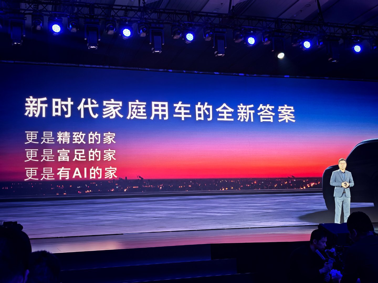 不是“AI上车”，而是“为AI造车”这区别在哪？上汽高管称真智能汽车不应外挂AI