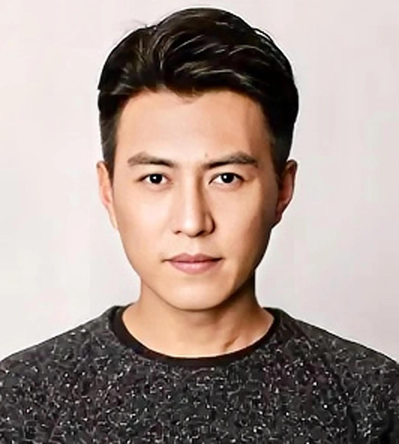  明楼的扮演者靳东，1976年12月22日出生于山东省济宁市，中国影视剧男演员，