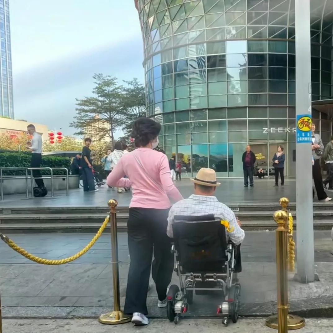 洪金宝夫妇现身深圳儿子家过年，他七十六岁了, 头发都白了, 脸上都是岁月痕迹, 